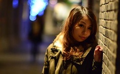 两人激烈打扑克